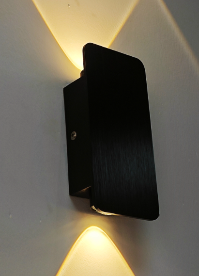 Minimalist LED Wall Sconce – Subtle Light and Contemporary Line