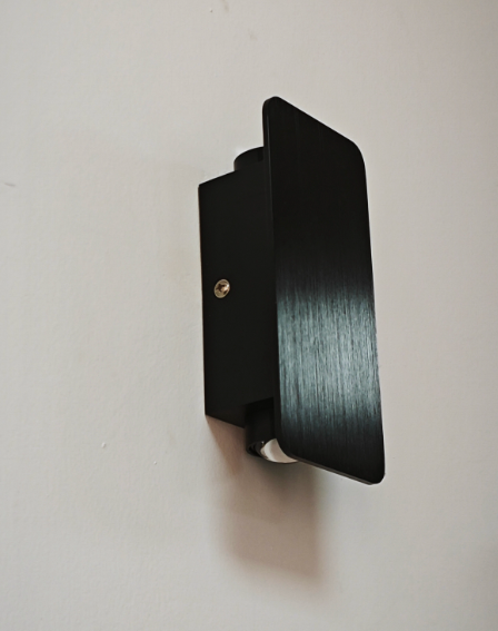 Minimalist LED Wall Sconce – Subtle Light and Contemporary Line