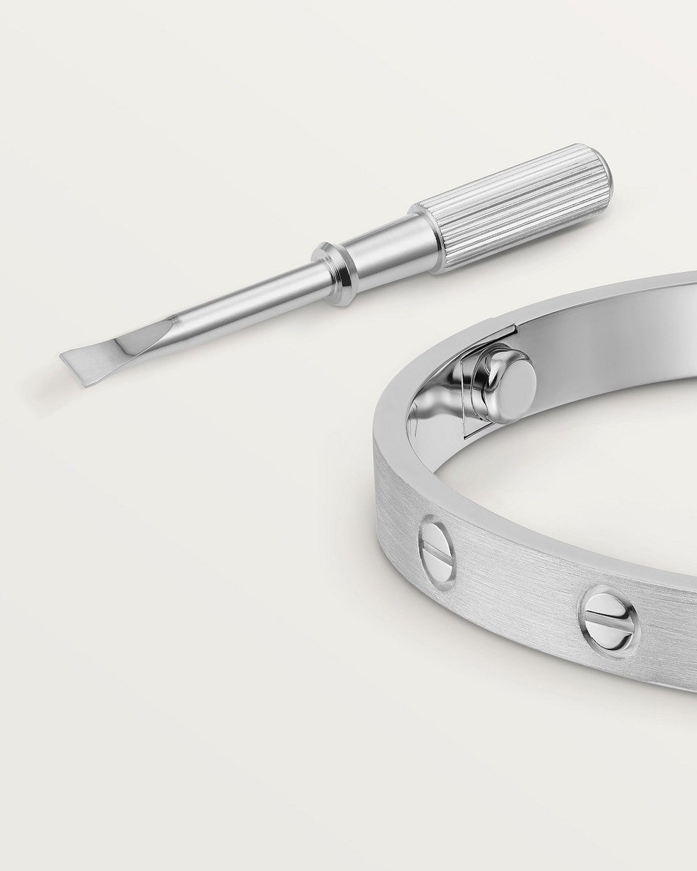 Pulseira Rígida – Acabamento Prateado e Estilo Refinado