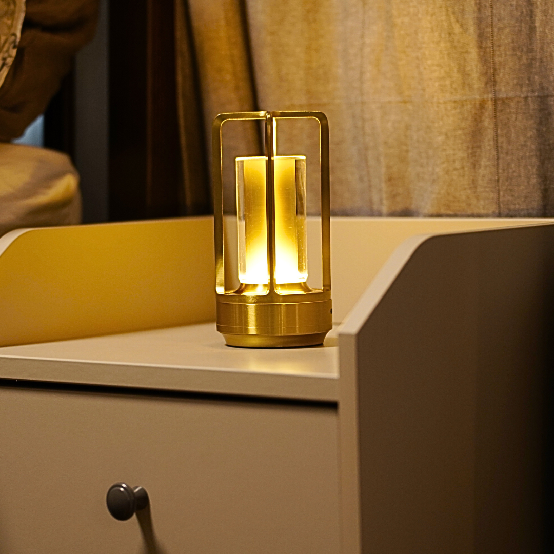 Lámpara de Mesa Recargable – Luz Suave y Estilo Atemporal 