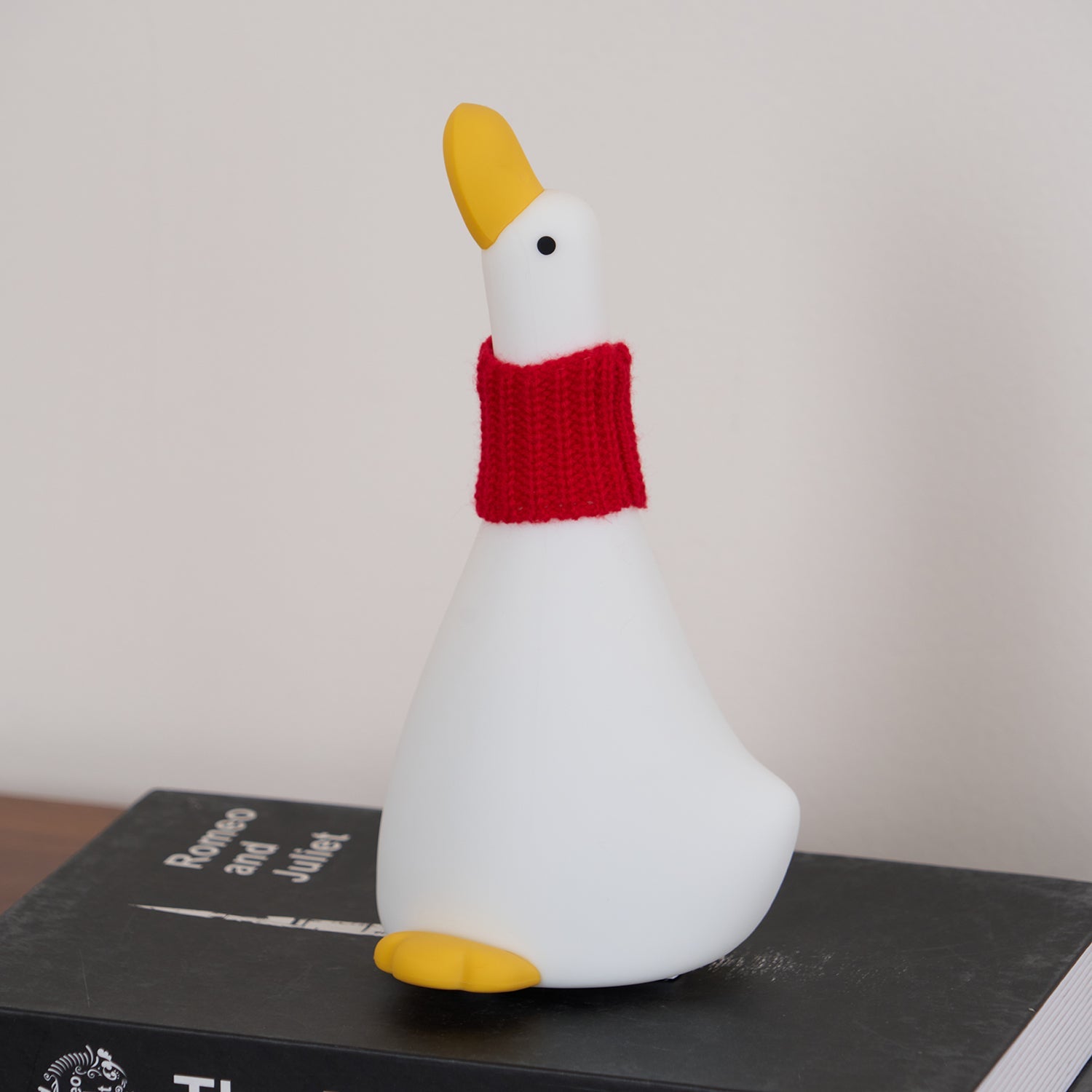 Lampka nocna Enchanted Goose - dotykowe światło i kojący design