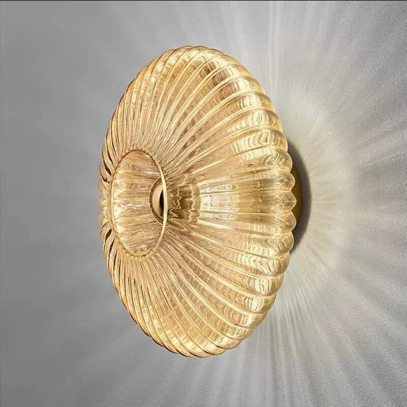 Aplica de perete din sticlă ondulată – eleganță și lumină blândă 