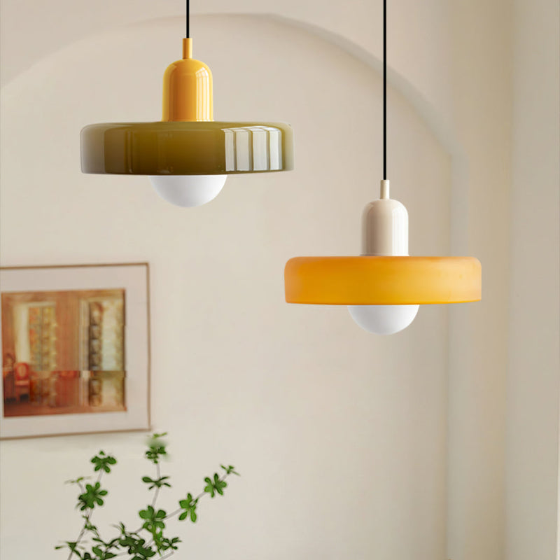 Lampa dekoracyjna wisząca – żywe kolory i bohemski duch 