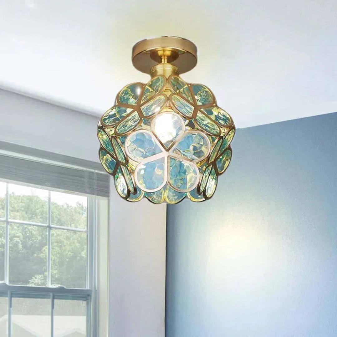 Stropní svítidlo ve tvaru květiny – jemný a moderní design 