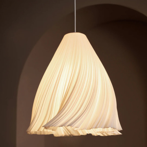 Lampa sufitowa z falującym materiałem – stylowy i lekki 