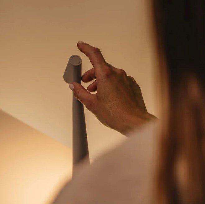 Vezeték nélküli LED Asztali Lámpa – Minimalista és Elegáns Design 