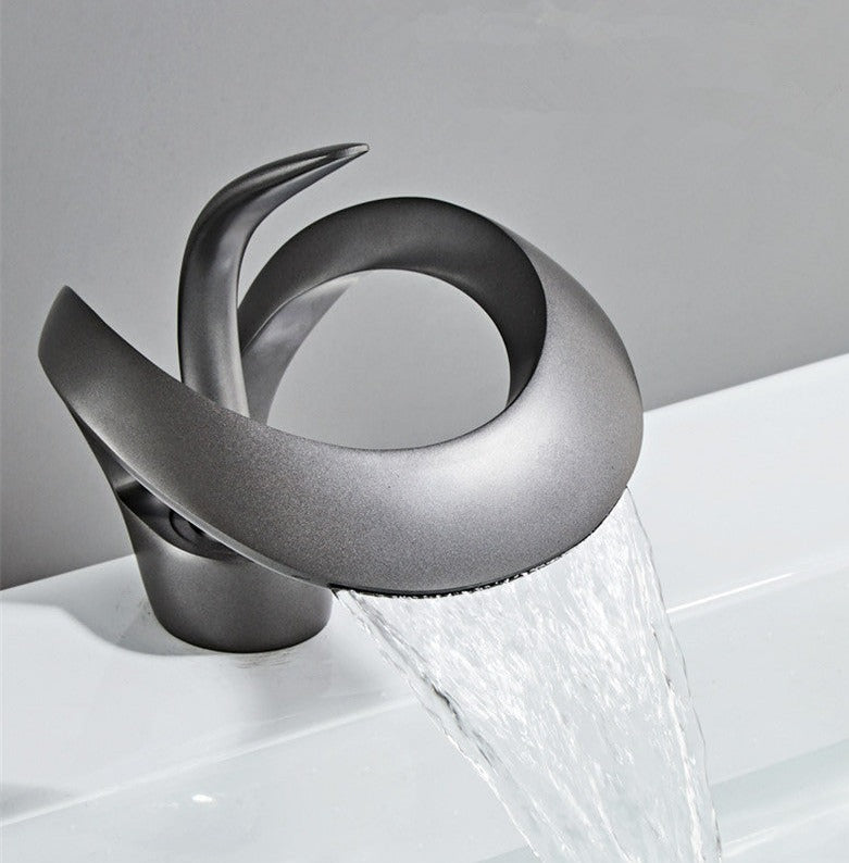 Grifo de Baño Moderno – Diseño Curvado y Elegante 