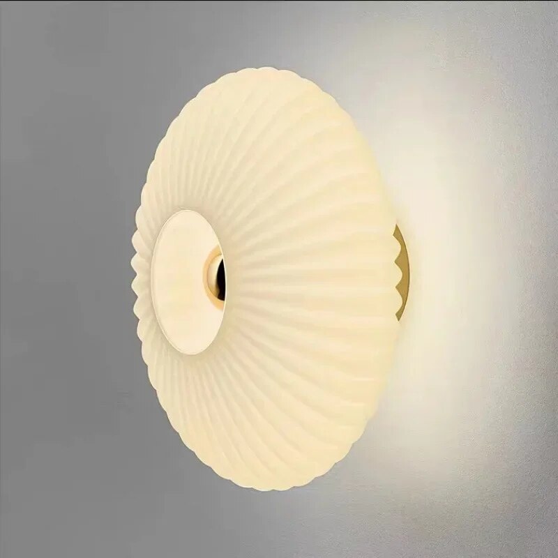 Vegglampe i bølget glass – eleganse og mykt lys 