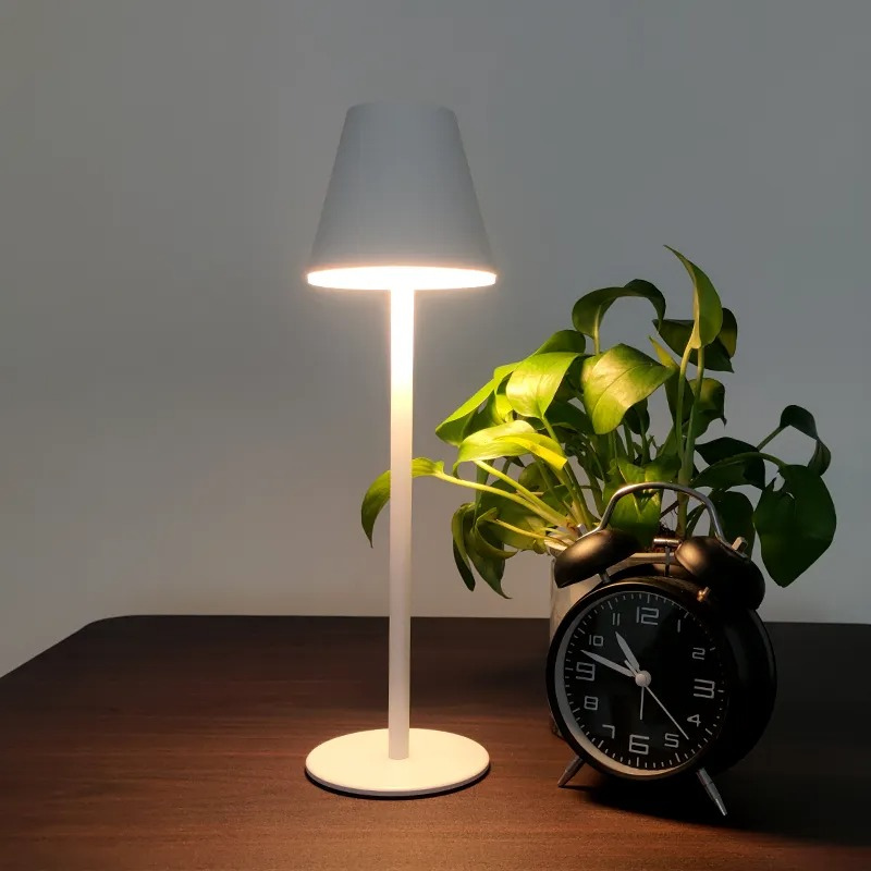 Lâmpada de Mesa Sem Fio – Design Moderno e Iluminação Móvel 